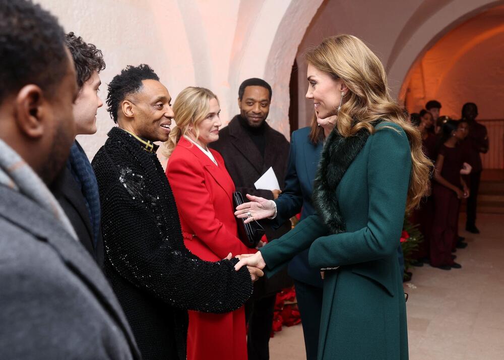 Ketrin, princeza od Velsa, rukuje se s glumcima na koncertu "Zajedno za Božić"  u Vestminsterskoj opatiji