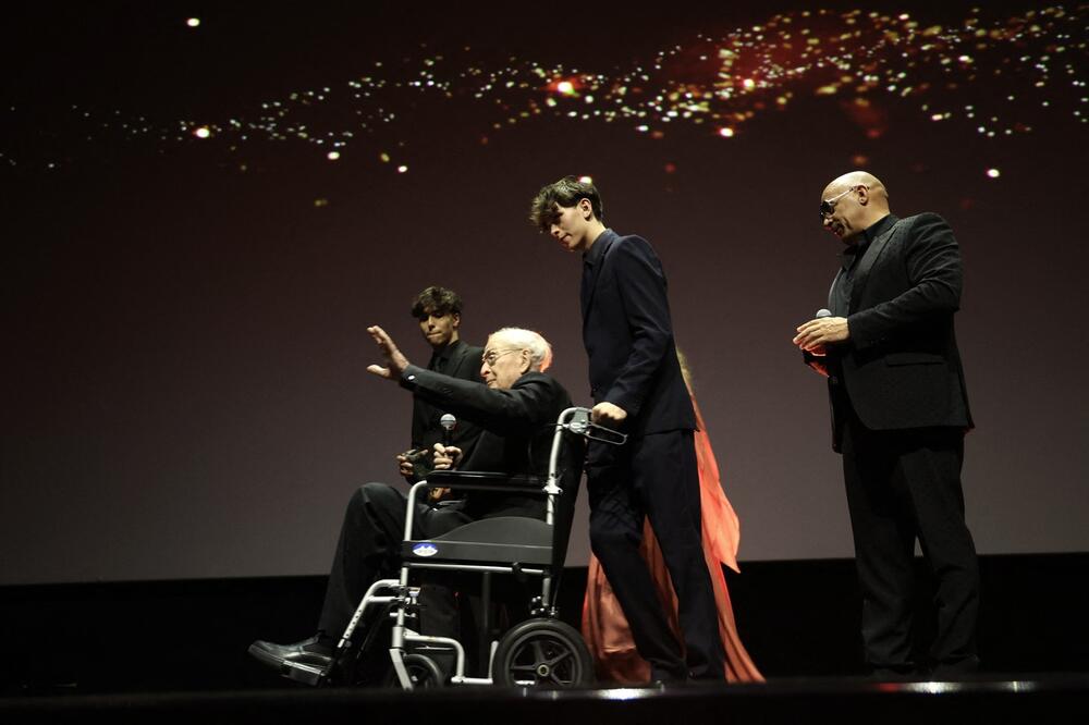 Silazak Majkla Kejna s pozornice