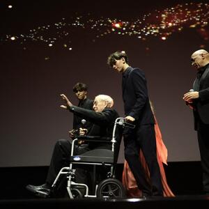 Kad je stigao u kolicima, nije bilo suvog oka u prostoriji: Legendarni glumac uz emotivan govor 4. put otišao u penziju