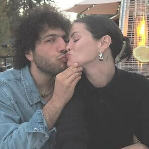 Dok ukrašavaju ljubavno gnezdo ne skidaju osmeh s lica: Glumica okitila jelku s mužem i pokazala fotografije stana