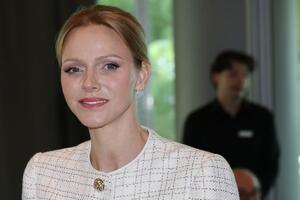 Idu uz sve, izdužuju figuru i skidaju 15 cm u struku: Ovo su jedine farmerke koje vam stvarno trebaju ove sezone