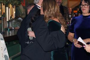 Prekršila je protokol, ali nije mogla da se suzdrži: Čuvena pevačica zagrlila Kejt Midlton – a razlog je srceparajuć