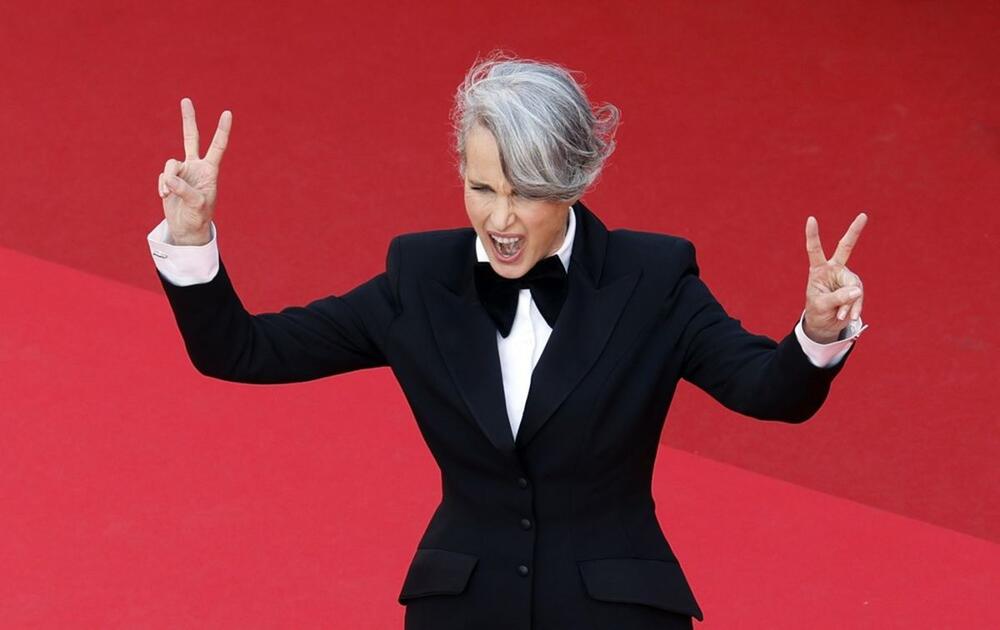 Glumica Endi Mekdauel je jedna od prvih poznatih ličnosti koja je prestala da se farba i pokazala svoju sedu kosu