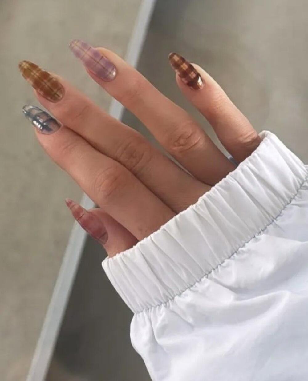 Karirani nokti Kajli Džener