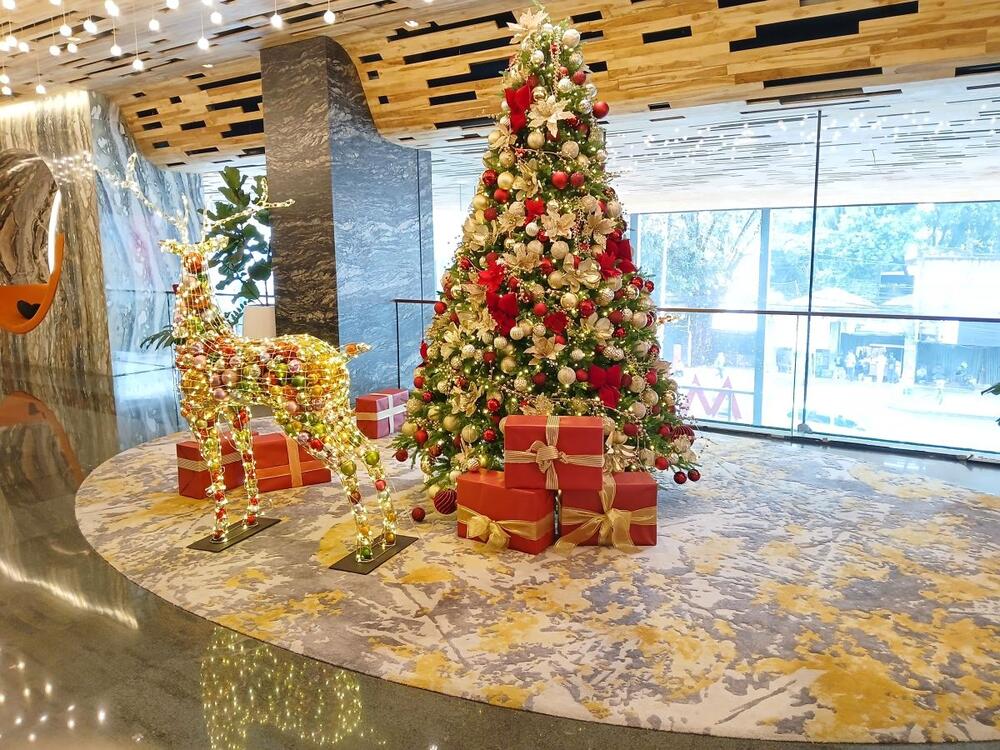 Dizajner otkriva saveta uz pomoć kojih ćete moći da okititi vašu jelku tako da izgleda raskošno i luksuzno, a bez mngo novca