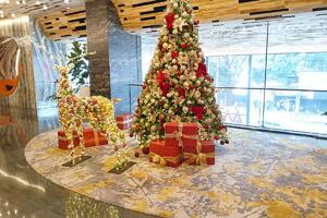 Kako okititi jelku da izgleda kao iz hotela sa 5 zvezdica? 3 saveta da izgleda luksuzno, a bez mnogo utrošenog novca