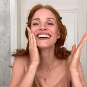 Za mladolik izgled i blistav ten, oskarovka se svako jutro – šamara: Da li face slapping stvarno deluje?