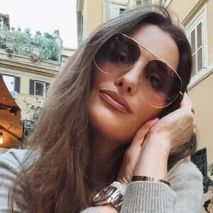 Nestvarna novogodišnja jelka & crveno-bela čarolija: Zavirite u luksuzno ukrašeni dom Sonje i Nikole Lazetića na Avali