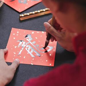 Oni su IZABRANI da zablistaju u godini VATRENOG KONJA: 3 znaka kineskog horoskopa koja će procvetati u 2026.