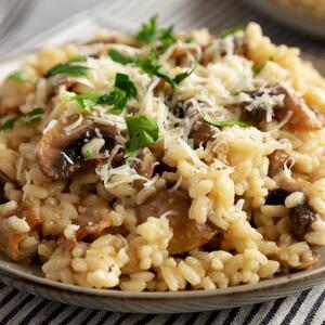 Najjeftiniji posni ručak po svačijem ukusu: Rižoto s pečurkama iz jedne posude je zasitan, slastan, a pravi se brzo