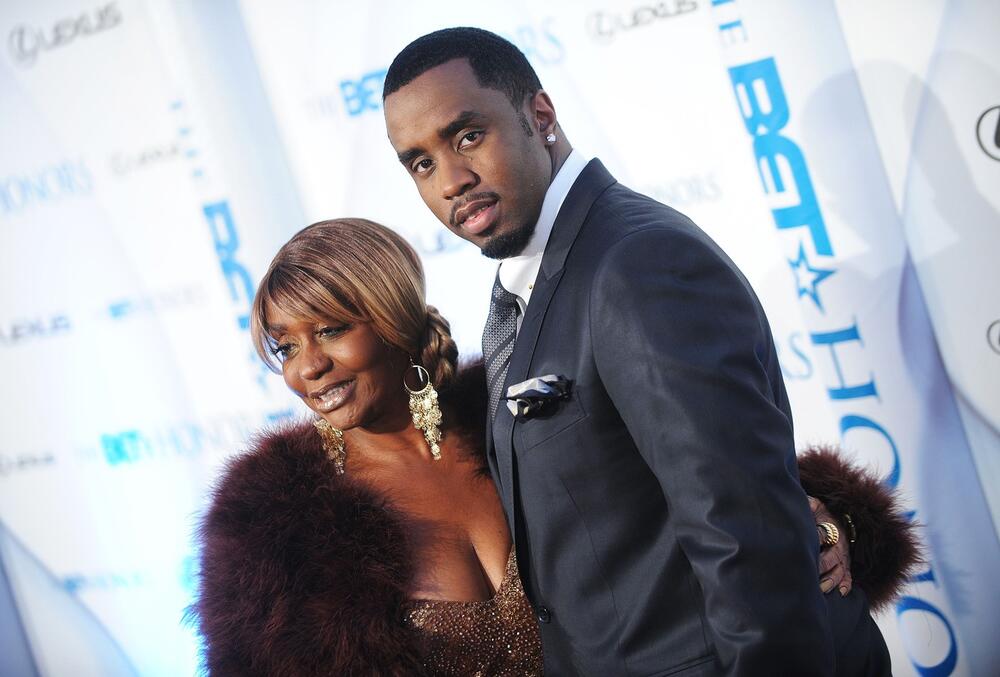 Dženis i Šon Kombs na crvenom tepihu