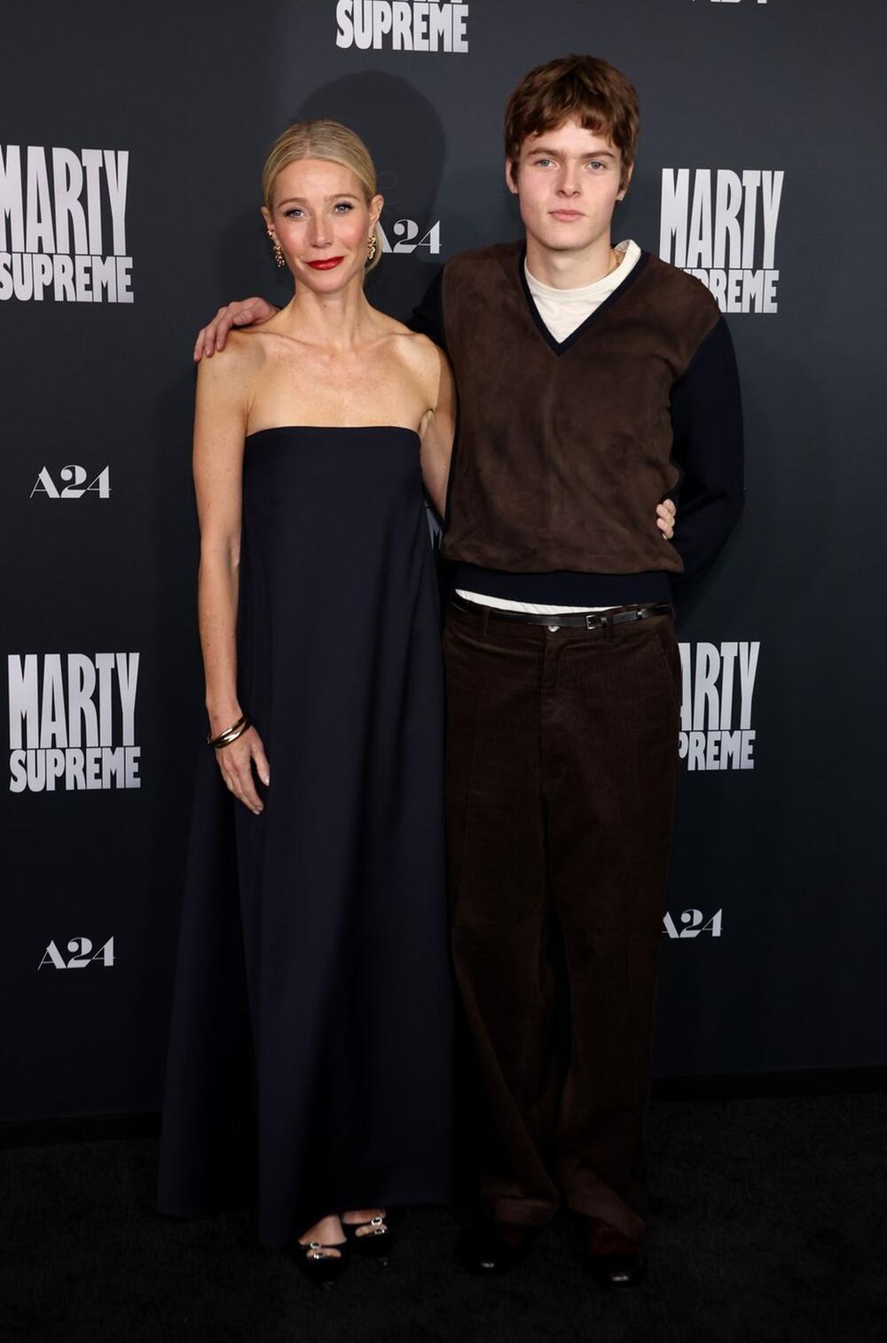 Gvinet Paltrou sa sinom Mozesom Martinom na premijeri filma 'Marty Supreme'