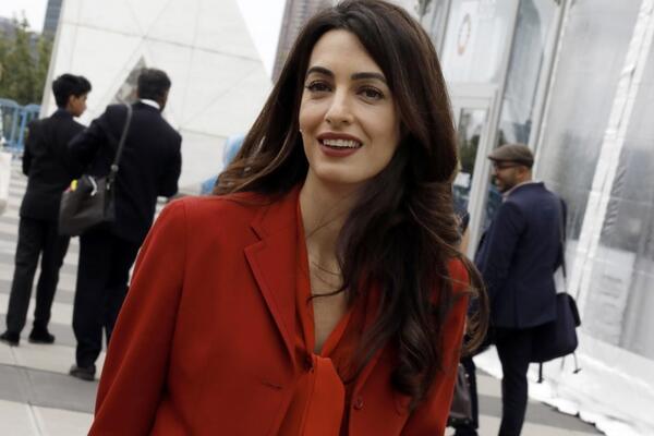 Izašla da prošeta s mužem po kraju i napravila SPEKTAKL: Amal Kluni u izdanju koje svaka Srpkinja odmah može da iskopira