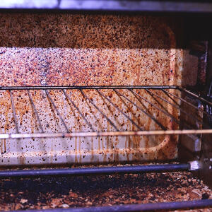 Ako ne čistite rernu redovno, ovo morate da znate: 3 opasne posledice pripreme hrane u prljavoj pećnici