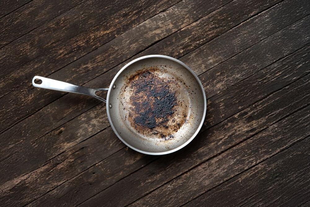Kako najlakše skinuti zagorele ostatke hrane iz tiganja?