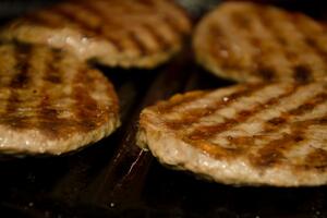 Recept za pljeskavice kao iz restorana: Tajni sastojak će ih učiniti sočnijim i lepšim, a sigurno ga već imate u kući