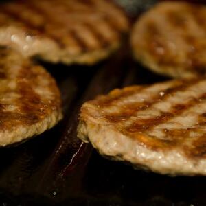 Recept za pljeskavice kao iz restorana: Tajni sastojak će ih učiniti sočnijim i lepšim, a sigurno ga već imate u kući