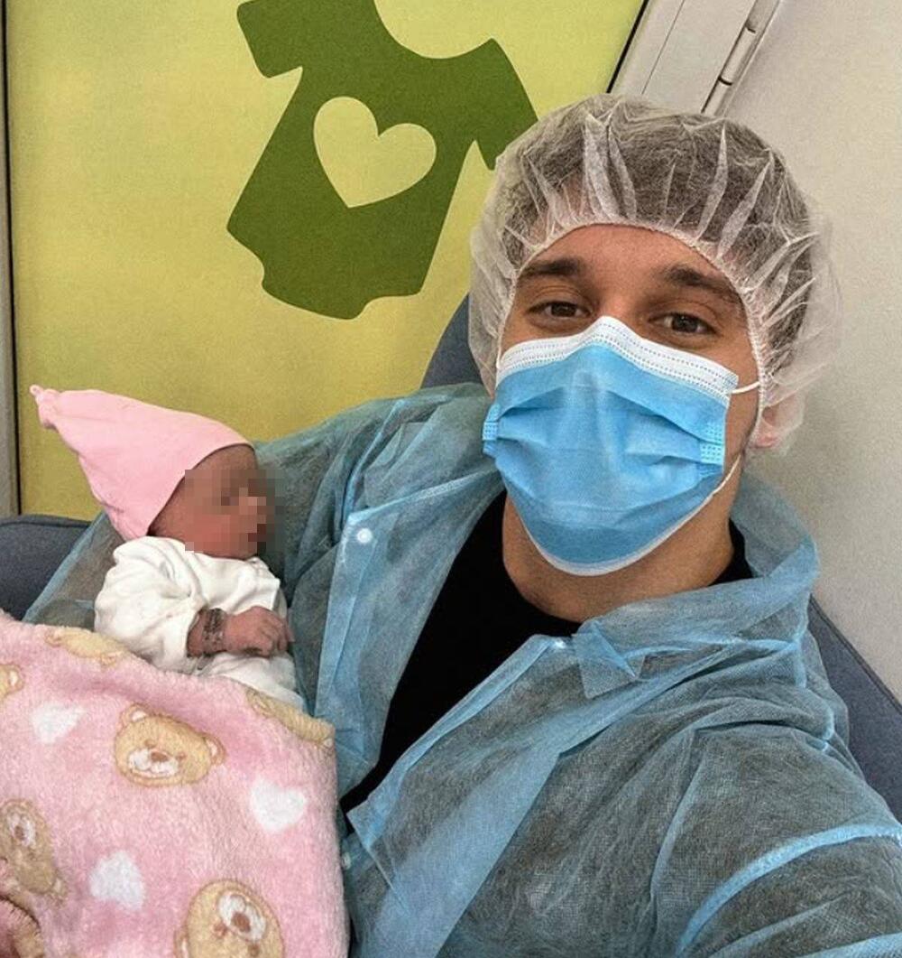 Stevan Sekulić podelio fotografiju sa ćerkom Kasijom iz porodilišta
