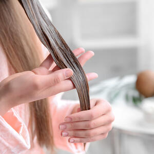 Za bujnu, blistavu i glatku kosu kao s reklame za šampon: Maska od 2 sastojka koja će vam uštedeti mnogo novca i vremena