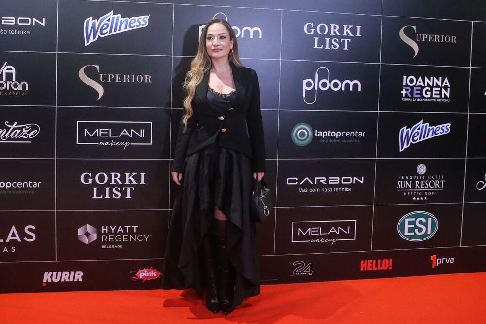 <p>Pevačica Jelena Tomašević pojavila se na reviji Bate Spasojevića u crnoj modnoj kombinaciji i pokazala na koji način možete da nosite monohromatski stil, ali da ne bude nimalo monoton.</p>