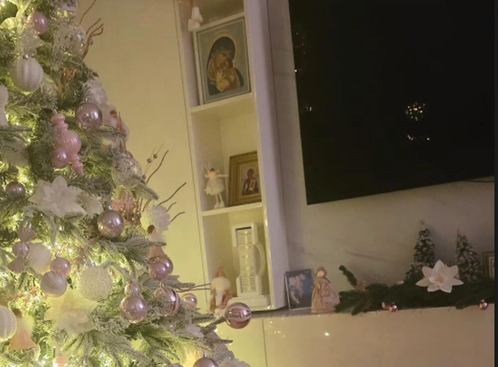 ALEKSANDRA MLADONOVIĆ OKITILA JELKU 