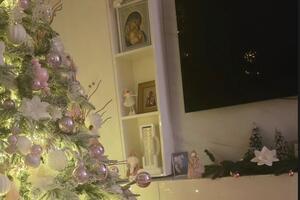 Lepšu ove godine nismo videli: Pevačica okitila jelku, bebi roze ukrasi, ikone, anđeli na policama - čista inspiracija