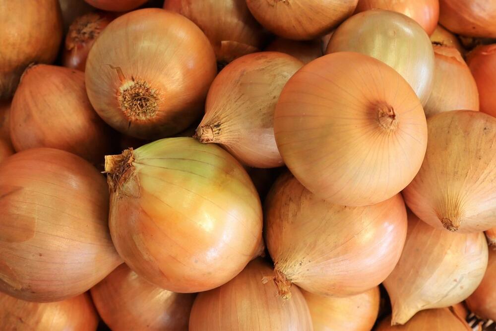 Za posni prebranac je potrebno nešto više crnog luka, koji se dinsta pre nego što mu se doda kuvani pasulj