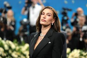 Omiljeni parfem Hejli Biber je superženstven: Uz jednostavan trik joj traje ceo dan i privlači pažnju gde god zakorači