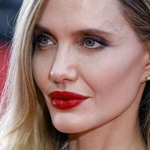 Izgleda upola mlađe, a ne koristi botoks: 5 stvari zbog kojih Anđelini Džoli ne veruju da ima 50 godina