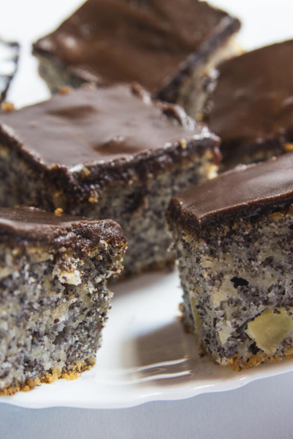 Bez miksera, jaja, mleka i muke: Posni kolač s makom i jabukama koji ne može da ne uspe