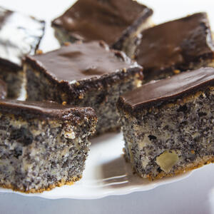 Bez miksera, jaja, mleka i muke: Posni kolač s makom i jabukama koji ne može da ne uspe