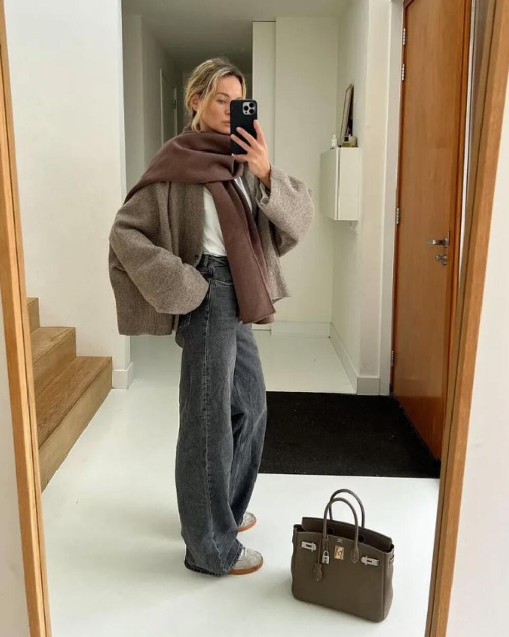 Šal nonšalantno prebačen preko ramena potpuno menja stil za sekund