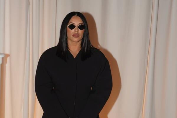 Raskošna jelka, ogromni ukrasi & najslađi pomoćnik: Novogodišnja čarolija u domu Seke Aleksić liči na najlepšu bajku