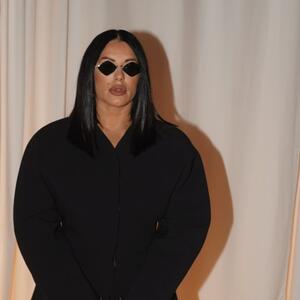 Raskošna jelka, ogromni ukrasi & najslađi pomoćnik: Novogodišnja čarolija u domu Seke Aleksić liči na najlepšu bajku