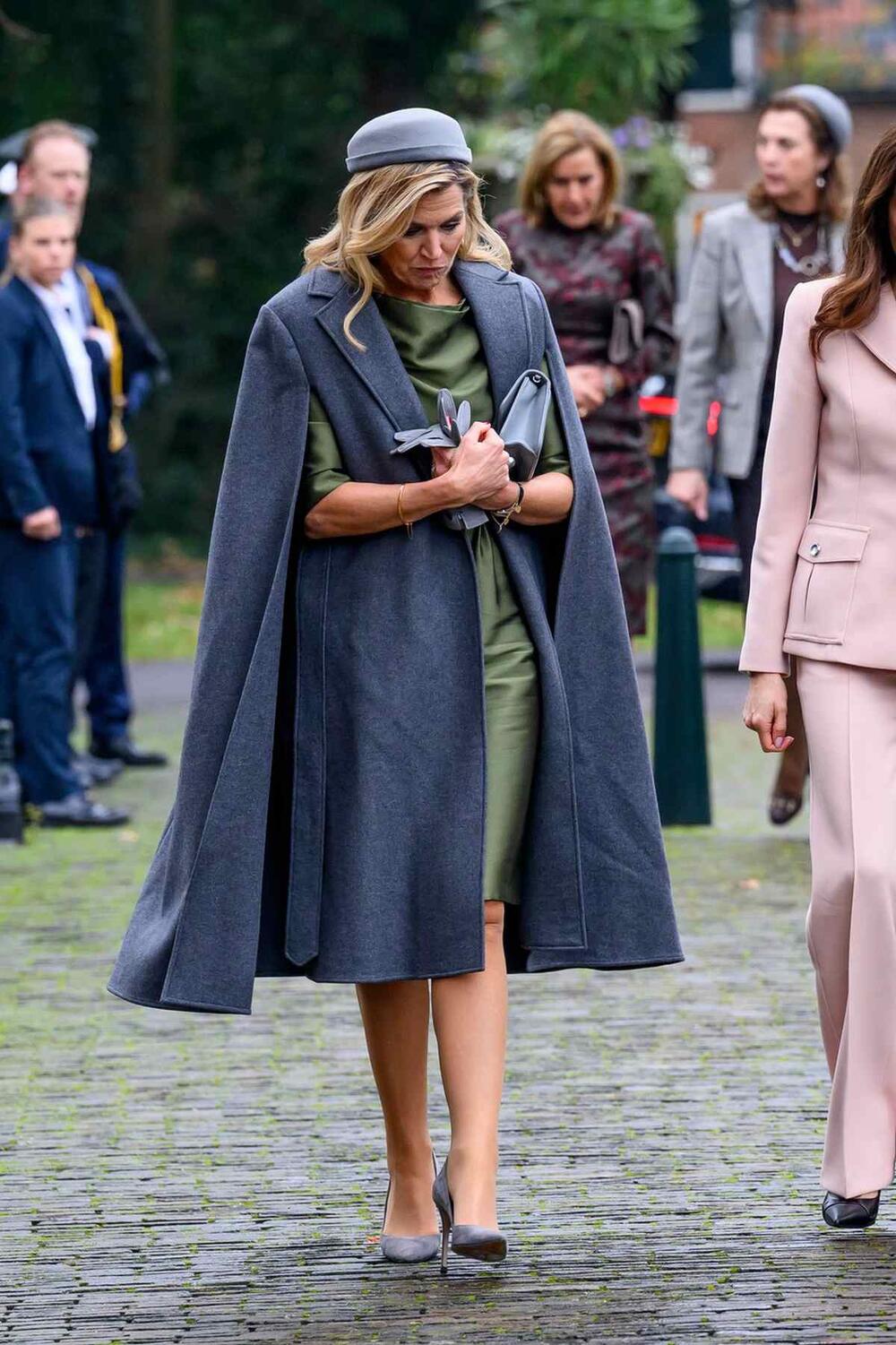 <p>Holandska kraljica Maksima još jednom nam je pokazala besprekornu kombinaciju i pokazala kako možete nositi upečatljive i možda nekad riskantne modne komade, a izgledati fenomenalno.</p>