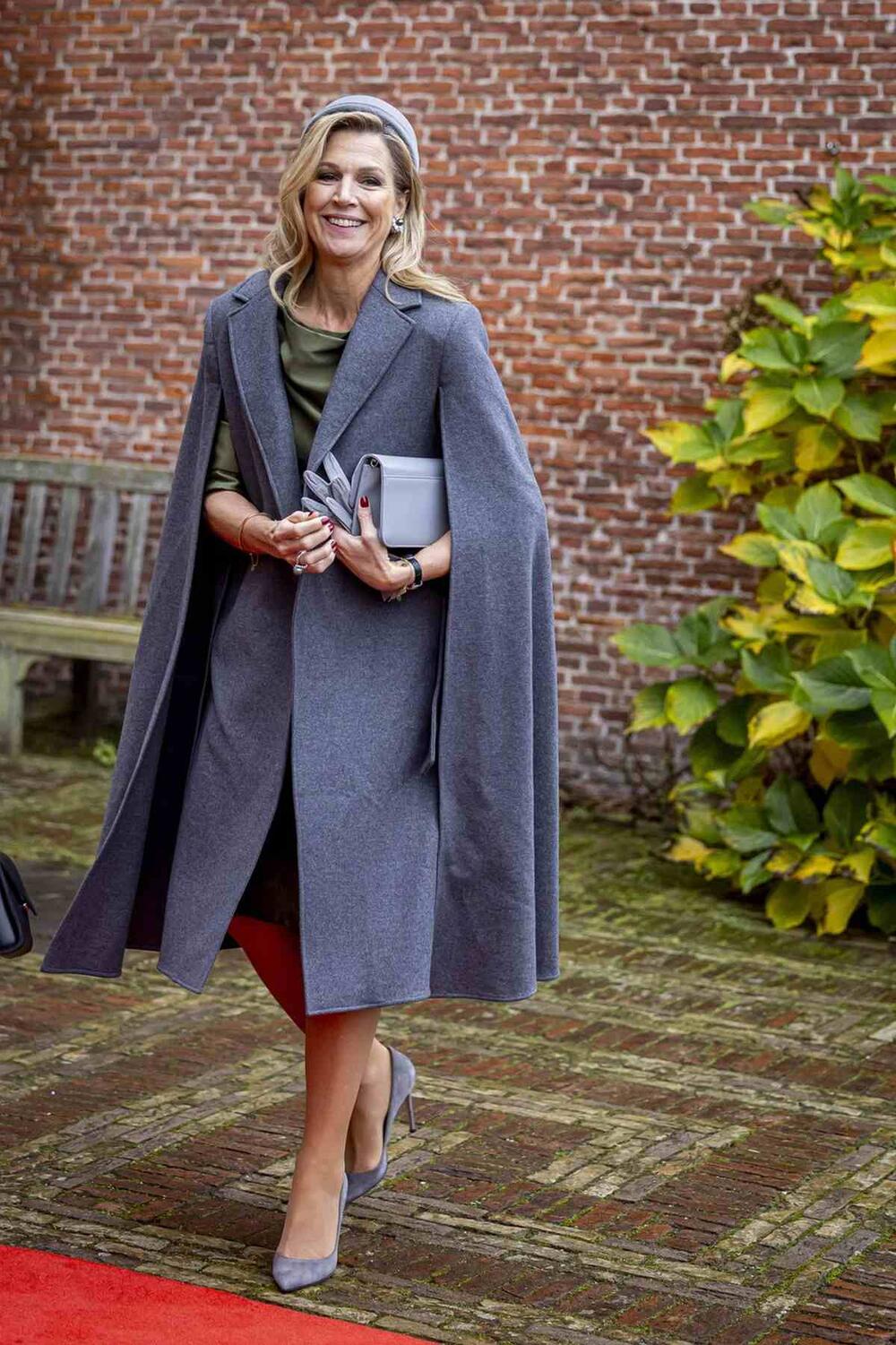 <p>Holandska kraljica Maksima još jednom nam je pokazala besprekornu kombinaciju i pokazala kako možete nositi upečatljive i možda nekad riskantne modne komade, a izgledati fenomenalno.</p>