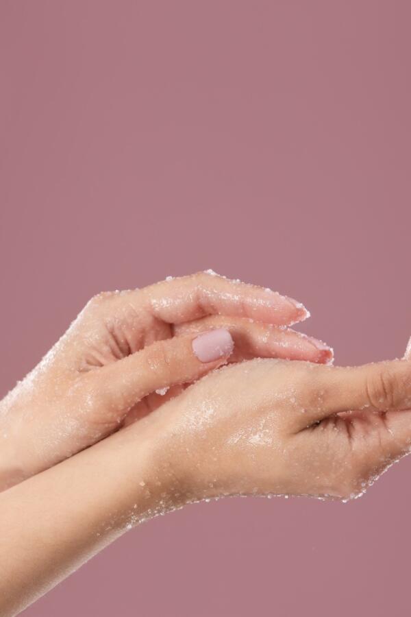 Ruke su vam ispucale i suve, a krema ne pomaže? Evo kako brzo i jednostavno možete da napravite piling kod kuće