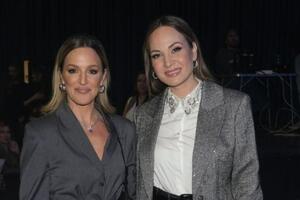 Ova boja je hit jeseni i zime: Jelena Tomašević i Tijana Bogićević u izdanjima savršenim za hladnu zimsku noć u Beogradu