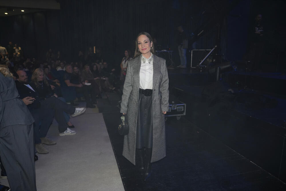 JELENA JE PONELA MODERAN KAPUT I KOŽNU SUKNJU KOJU SU SVI PRIMETILI 