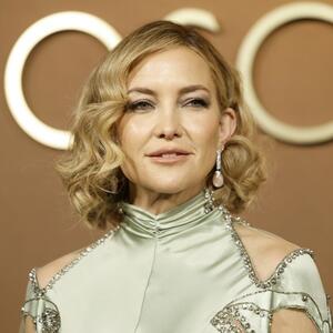 Kako da nosite svilenu suknju ove zime? Iskopirajte trik Kejt Hadson ako želite da izgledate sofisticirano