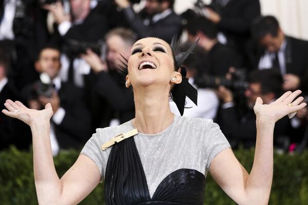 Bolest je pretila da je pretvori u živu statuu: Selin Dion podelila najnovije vesti o zdravlju i borbi s opakom bolešću