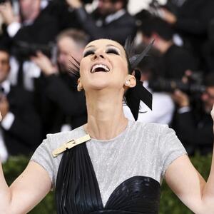 Misteriozna bolest joj lomi kosti, a ona ukrašava dom: Za jelku čuene pevačice kažu SIROMAŠNA, a zapravo je magična