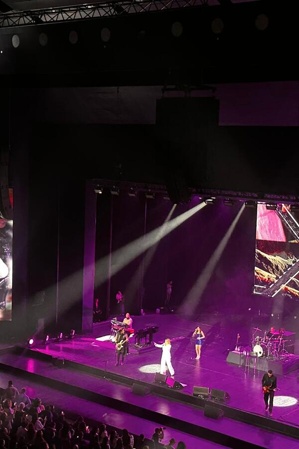 ATMOSFERA NA VRHUNCU! Neda Ukraden celu salu podigla na noge