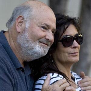 S prvom usvojio dete, druga mu promenila život i rodila sina koji ih je ubio: Tužna ljubavna priča čuvenog Roba Rajnera