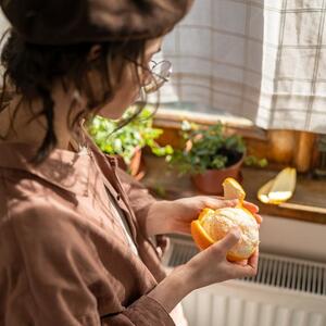 Kako oljuštiti mandarinu ili pomorandžu za 5 sekundi bez noža? Savet kuvara koji dnevno prirpemi na desetine obroka