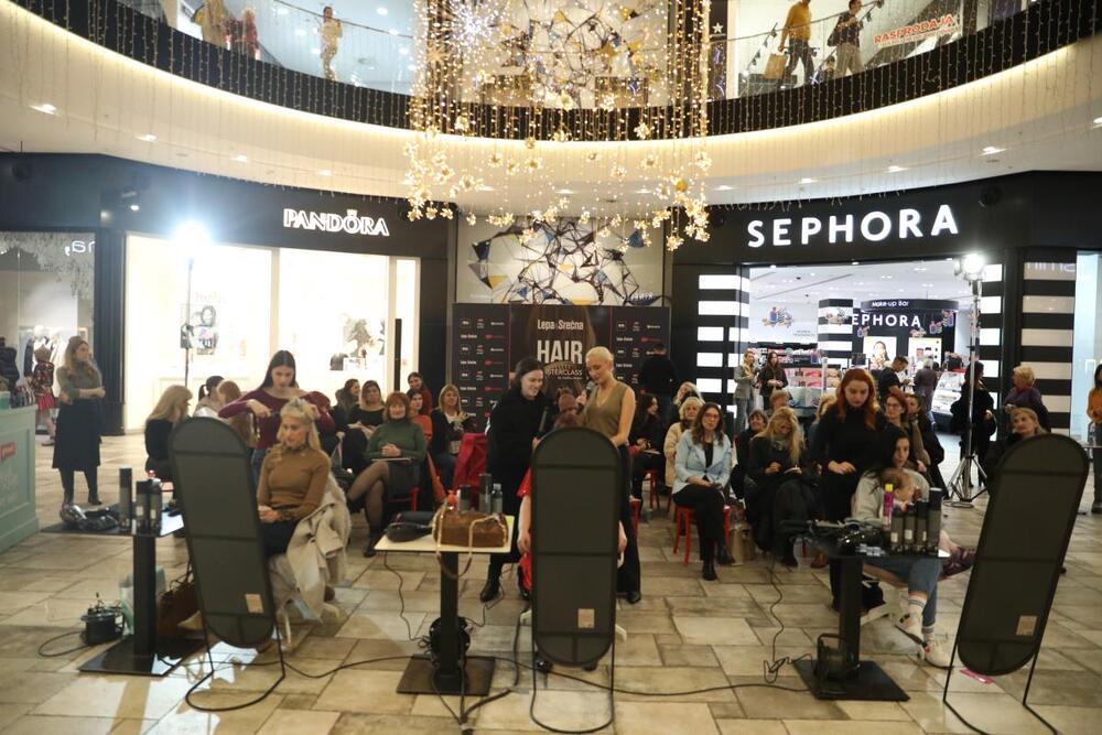 <p>Hair Masterclass by Vasilisa Maljm u organizaciji magazina Lepa&Srećna, održan je 13. decembra u<a href="https://www.bigcenters.rs/beograd/" target="_blank"> BIG FASHION šoping centru</a> u Višnjičkoj 84, a uspeo je da spoji stručnost, kreativnost i druženje. Učesnice su ga napustile inspirisane, nasmejane&hellip; jednostavno rečeno - lepe i srećne!</p>