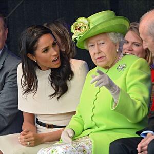 "Bacila je novine i uplašila osoblje!" Kraljicu je Megan dvaput razbesnela &ndash; haljinom od od 68.300 &euro;, pa bolnim udarcem