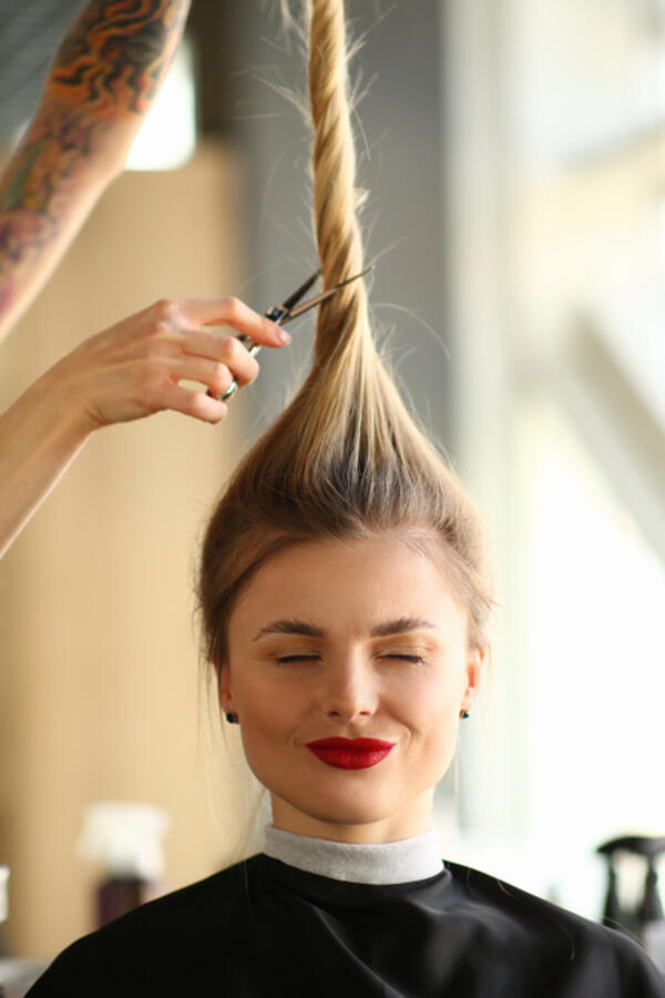 Kada je stvarno vreme za šišanje? 5 signala kojima vam kosa poručuje da je vreme za makaze