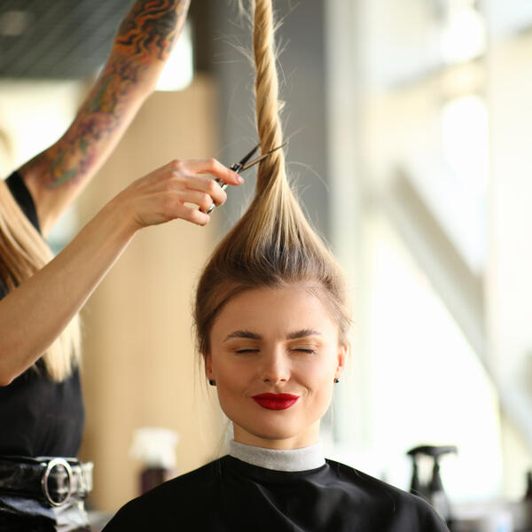 Brišu 10 godina s lica, imaju efekat liftinga: 5 hit frizura za 2026. koje podmlađuju i vizuelno prikrivaju podbradak