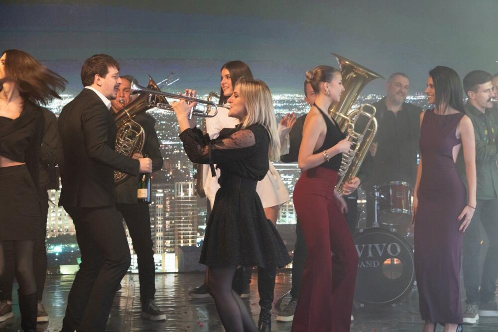 <p>Orkestar Danijela, Vivo bend i Stefan Tomić udružili su snage u novoj muzičkoj saradnji i publici predstavili pesmu &bdquo;Ljubav je ponovo u modi&ldquo;, koja je već dostupna zajedno sa pratećim spotom.</p>